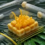 水蜜桃网站技术主管林梓墨的照片，他在白板前讲解技术架构，穿着简洁，表情专注，背景是整洁的技术团队工位